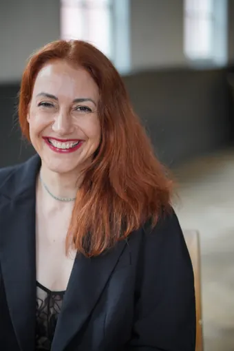 Andrea Kirste, lächelnd im Sitzen