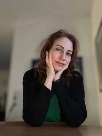 Andrea Kirste, die Hand am Kinn