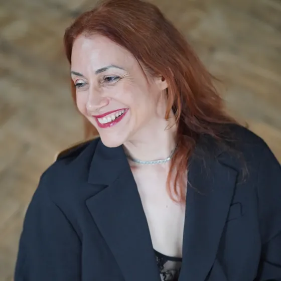 Andrea Kirste, lächelnd, in dunklem Blazer