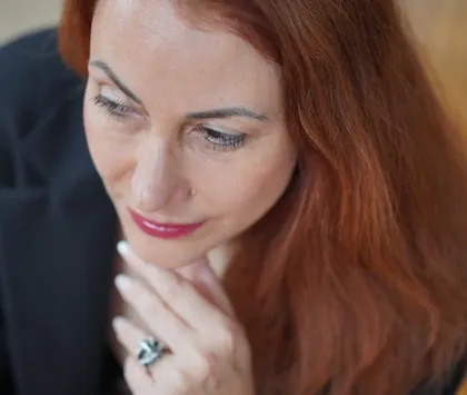 Andrea Kirste, nachdenklich, die Hand am Kinn